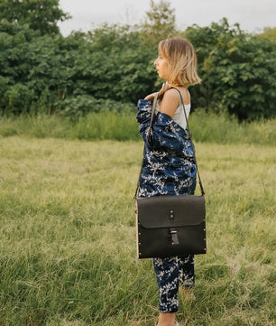 Carry On - Veg Tan Leather Messenger Bag (Unisex)