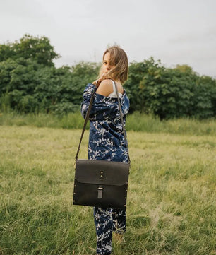 Carry On - Veg Tan Leather Messenger Bag (Unisex)