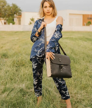 Carry On - Veg Tan Leather Messenger Bag (Unisex)