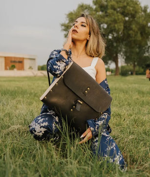 Carry On - Veg Tan Leather Messenger Bag (Unisex)